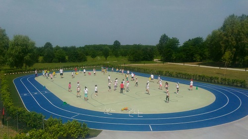 Ragazzi in pista atletica