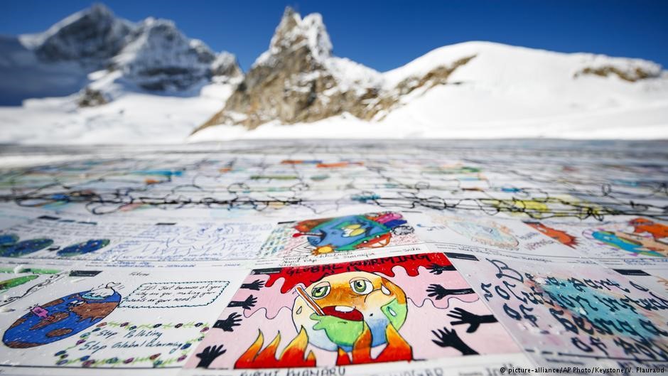 Una istallazione sul ghiacciaio dell’Aletsch, in Svizzera, con 125 mila messaggi e disegni elaborati dai bambini di 35 paesi del mondo