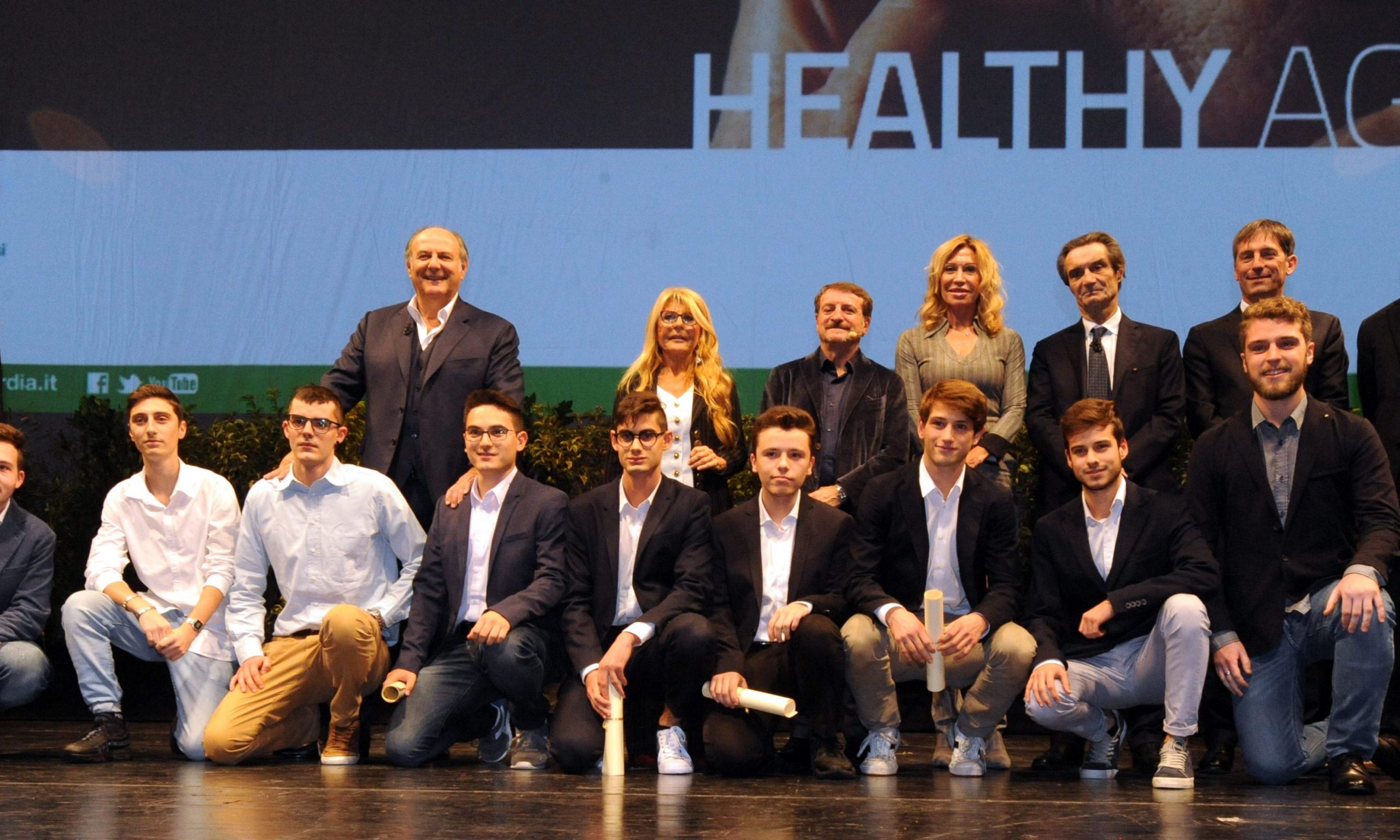 Il gruppo dei vincitori sul palco de La scala